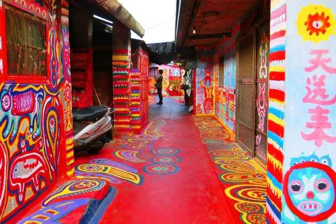 womenlifeRainbow Village5