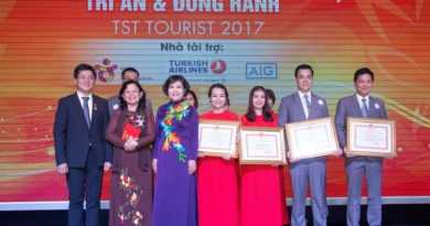 womenlifeLanh dao UBND TP.HCM trao huy hieu cho ong Lai Minh Duy TGD TST tourist