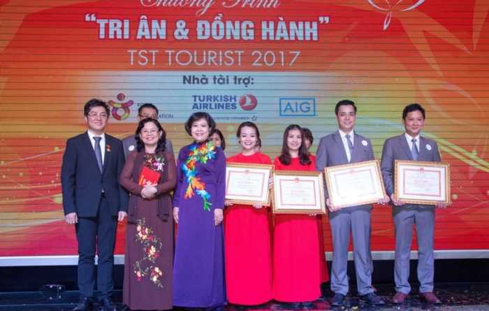 womenlifeLanh dao UBND TP.HCM trao huy hieu cho ong Lai Minh Duy TGD TST tourist