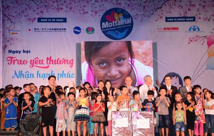 Gần 105 triệu đồng thu được từ Ngày hội Mottainai 2017 1 w200 em nhỏ ở các nhà mở làng trẻ tại TPHCM nhận quà từ Chương trình Mottainai 2017