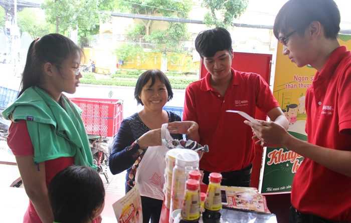 wNgười tiêu dùng hào hứng tham gia các hoạt động 7 Bữa Sáng 2
