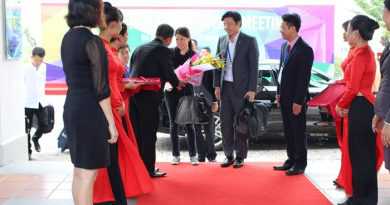 wBo truong Singapore va phu nhan