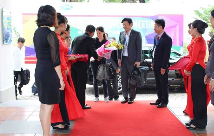 wBo truong Singapore va phu nhan