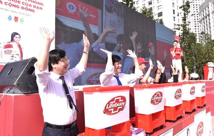 Mít tinh hưởng ứng ngày Thế giới rửa tay với xà phòng năm 2017 do Bộ Y tế và Bộ Giáo dục & Đào tạo 1 wCác vị đại biểu thực hiện nghi thức cam kết rửa tay