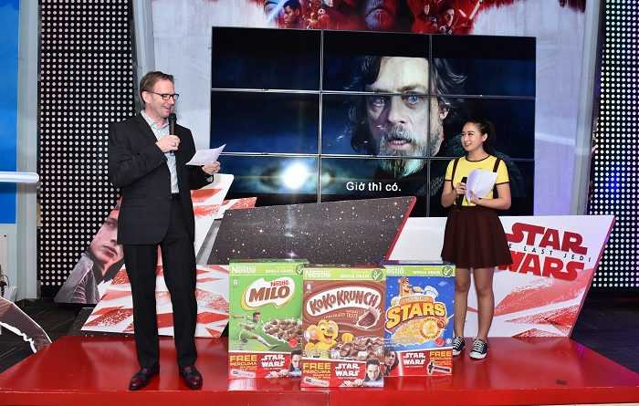 Ông William Mackereth đại diện Công ty Nestlé Việt Nam chào mừng các vị khách quý đến tham dự buổi công chiếu phim tối ngày 15 12