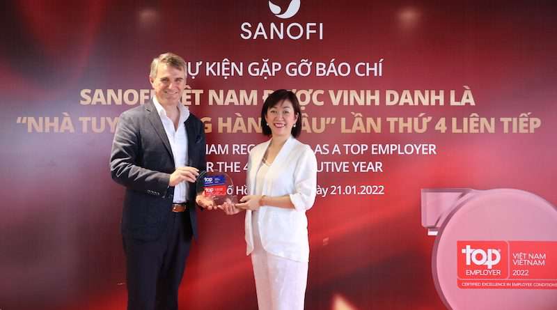 Ong Emin Turan To ng Giám đốc Sanofi Việt Nam và chị Hồng Ánh Giám đốc Nhân sự Sanofi Việt Nam đại diện nhận giải thưởng Nhà tuyển dụng hàng đầu 2022