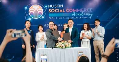 Đại diện Nu Skin Việt Nam và VECOM tại buổi ký kết hợp tác 3
