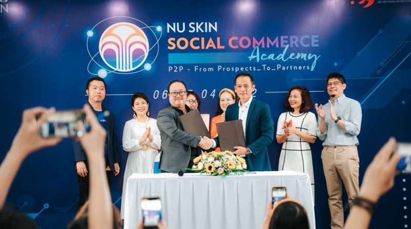 Đại diện Nu Skin Việt Nam và VECOM tại buổi ký kết hợp tác 3