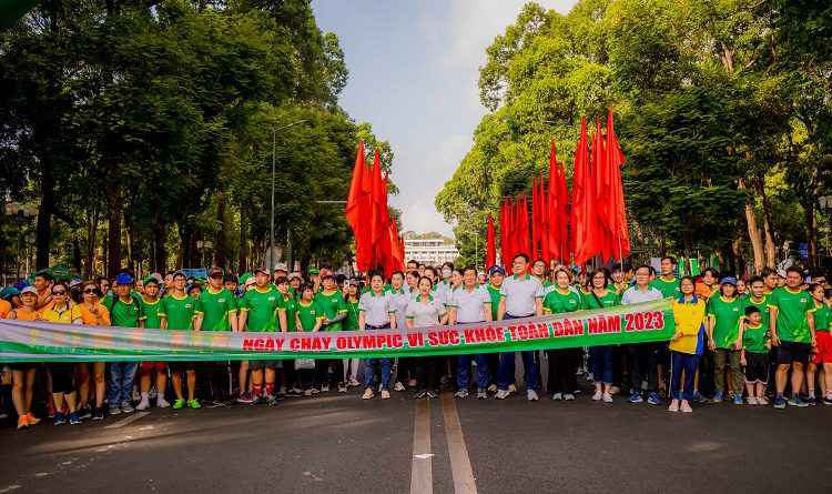 Các đại biểu chuẩn bị xuất phát tại Ngày Chạy Vì Sức Khỏe Toàn Dân