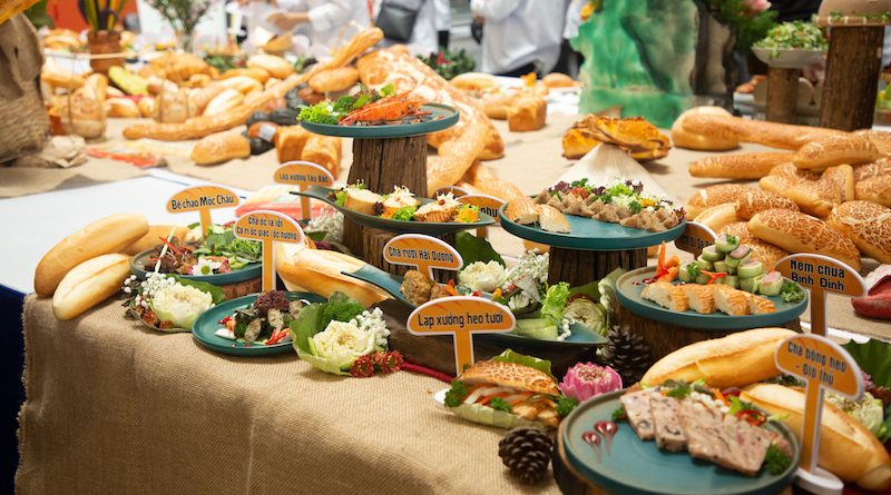 Điểm nhấn của Lễ Hội là chương trình công diễn 105 món ăn kèm bánh mì thể hiện sự đa dạng và sáng tạo không ngừng trong món ăn đặc biệt này