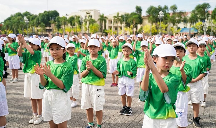8. Quang truong Lam Son duoc phu xanh mau ao MILO cung khau hieu Ben Bi Hon