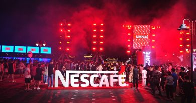 3. Hang nghin nguoi dan va du khach thuong thuc trai nghiem da giac quan NESCAFE tai Ben Bach Dang