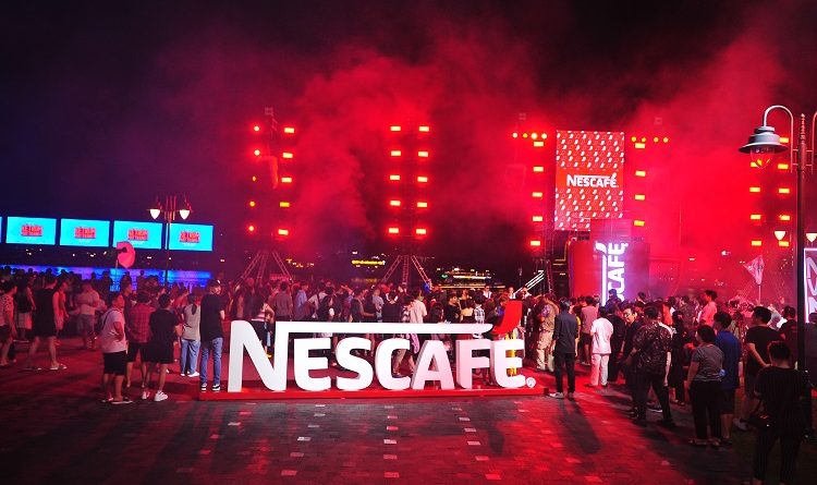 3. Hang nghin nguoi dan va du khach thuong thuc trai nghiem da giac quan NESCAFE tai Ben Bach Dang
