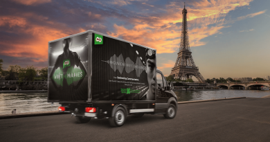 1. Xe quang cao LEDs dieu pho Paris day cach doc ten cua van dong vien Viet Nam