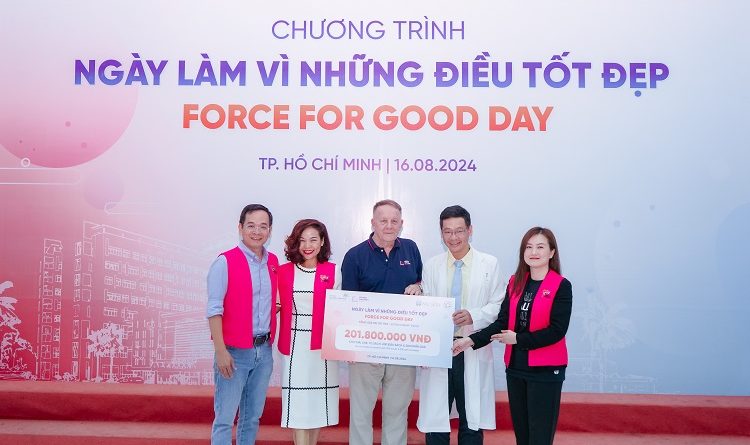 Hinh 1 Nu Skin dong hanh cung DNXH Vietnam s Children Fund tai tro hon 200 trieu dong de tang tu sach cong trinh mai che va 200 qua tang cho cac em nho dang dieu tri tai benh vien