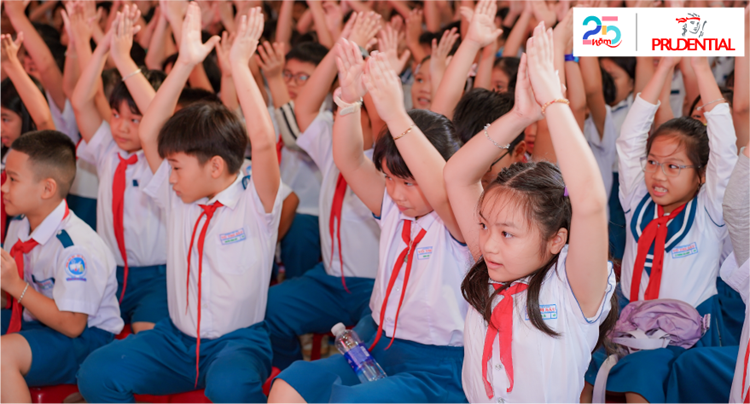 Cac em hoc sinh tham gia hoat dong gan ket tai su kien