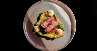 Bo Wagyu nuong la lot va tieu xanh