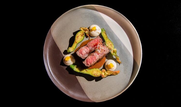 Bo Wagyu nuong la lot va tieu xanh