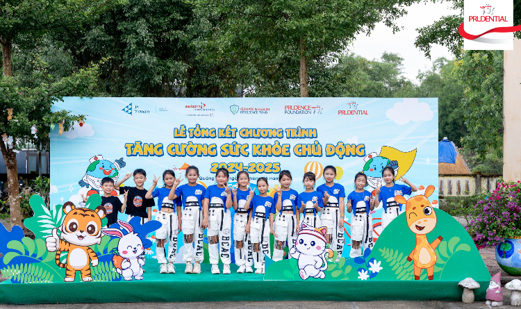 Cac em hoc sinh chup hinh ky niem tai su kien