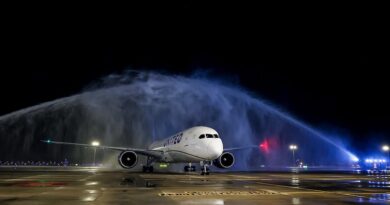 Le don chuyen bay khai truong United Airlines Hong Kong – TP.HCM voi nghi thuc phun voi rong