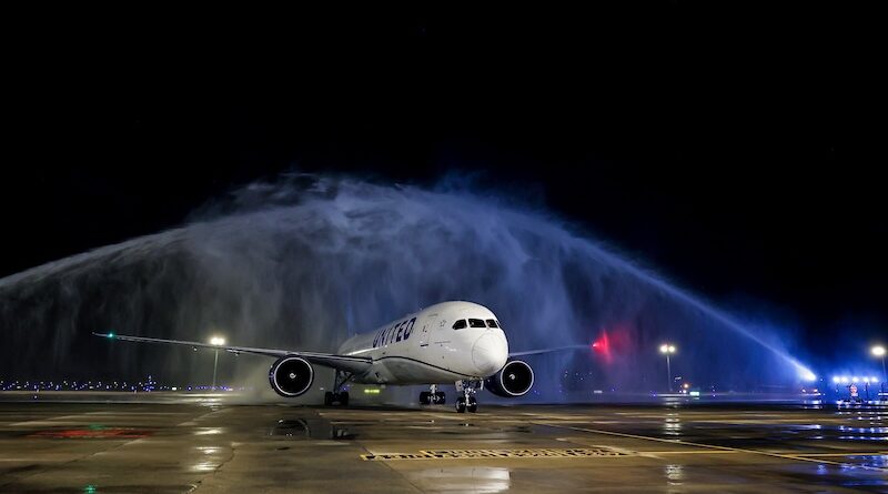 United sẽ là hãng hàng không duy nhất của Mỹ cung cấp các chuyến bay từ TP. Hồ Chí Minh 1 Le don chuyen bay khai truong United Airlines Hong Kong – TP.HCM voi nghi thuc phun voi rong