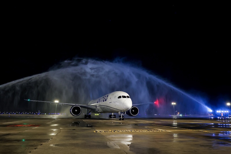 United sẽ là hãng hàng không duy nhất của Mỹ cung cấp các chuyến bay từ TP. Hồ Chí Minh 4 Le don chuyen bay khai truong United Airlines Hong Kong – TP.HCM voi nghi thuc phun voi rong