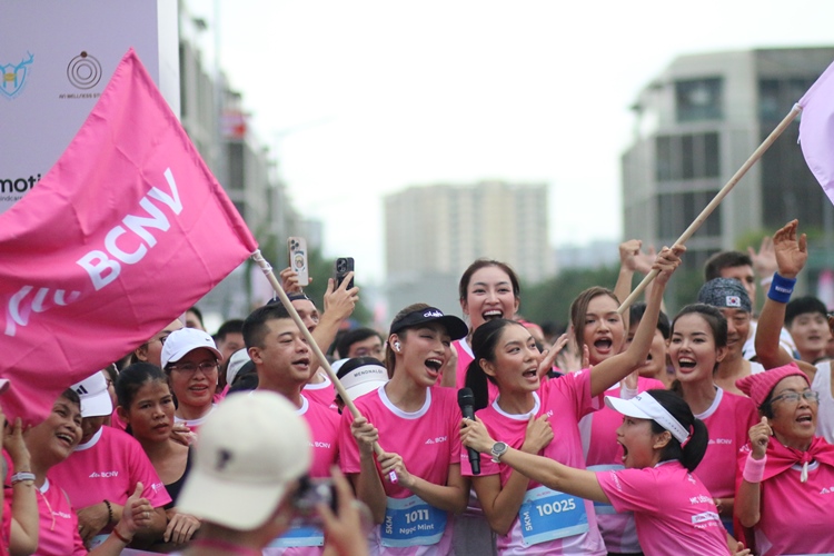 Giải Chạy Hồng 2025: Chung nhịp chạy, nối dài nghị lực sống 6 Nhieu KOL da co mat tai Ngay Hoi Non Hong 2025