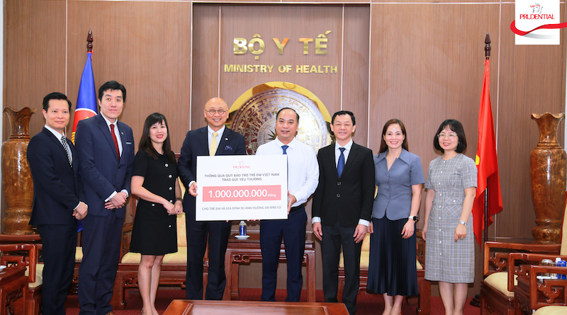 Prudential Viet Nam trao sec tuong trung chuong trinh Trao Gui Yeu Thuong cho Quy Bao tro Tre em Viet Nam