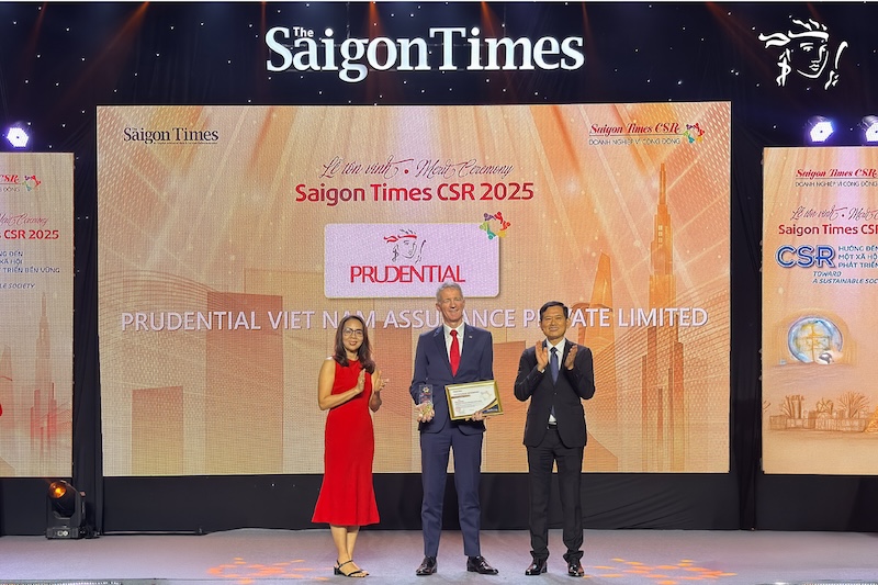 Khi yêu thương vượt mọi biên giới: Prudential Việt Nam viết tiếp hành trình 26 năm đồng hành cùng cộng đồng 5 Dai dien Prudential Viet Nam nhan giai thuong tai su kien