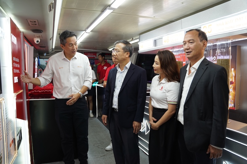 Sabeco đóng góp 1 tỷ đồng hỗ trợ khắc phục thiệt hại sau bão lũ cho người dân tại Nghệ An và Hà Tĩnh 3 Dai dien lanh dao tinh Nghe An tham quan tim hieu ve hoat dong Hanh Trinh Di San cua SABECO