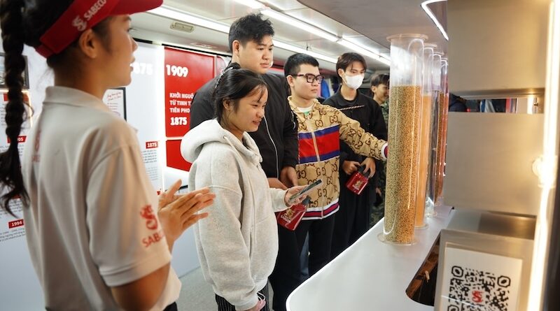 Nguoi dan tham quan va tim hieu ve hanh trinh 150 nam di san cua SABECO tren mo hinh xe buyt hai tang