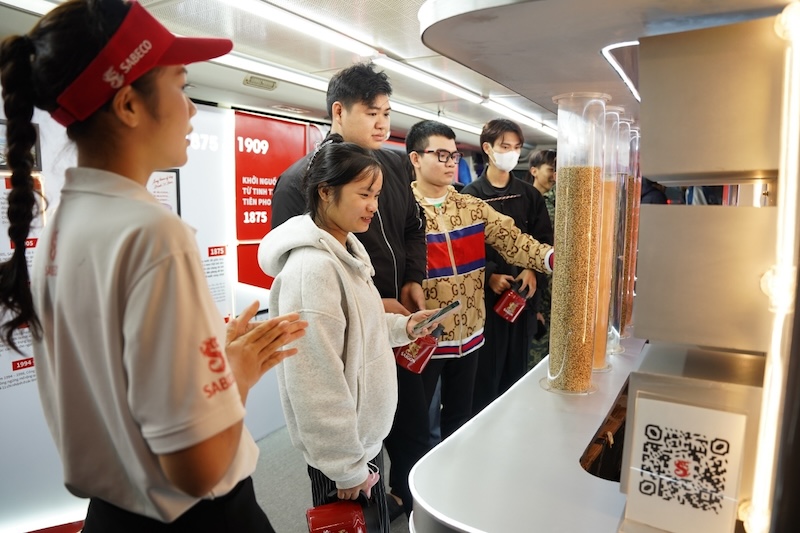 Sabeco đóng góp 1 tỷ đồng hỗ trợ khắc phục thiệt hại sau bão lũ cho người dân tại Nghệ An và Hà Tĩnh 6 Nguoi dan tham quan va tim hieu ve hanh trinh 150 nam di san cua SABECO tren mo hinh xe buyt hai tang