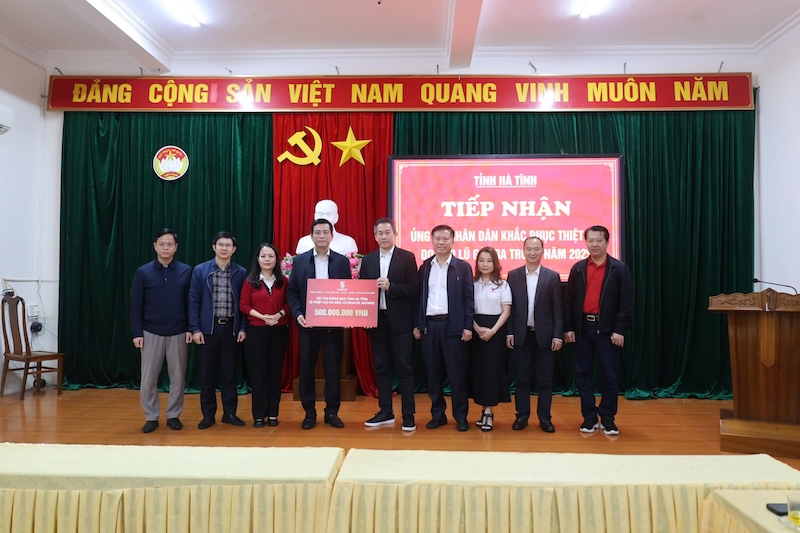 Sabeco đóng góp 1 tỷ đồng hỗ trợ khắc phục thiệt hại sau bão lũ cho người dân tại Nghệ An và Hà Tĩnh 4 SABECO trao bang ho tro tri gia 500 trieu dong cho tinh Ha Tinh