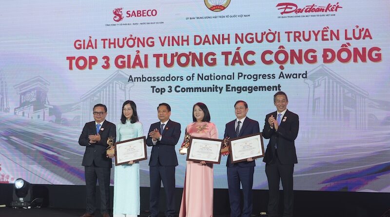 Dai dien SABECO va bao Dai Doan Ket trao giai Top 3 Tuong Tac Cong Dong 2