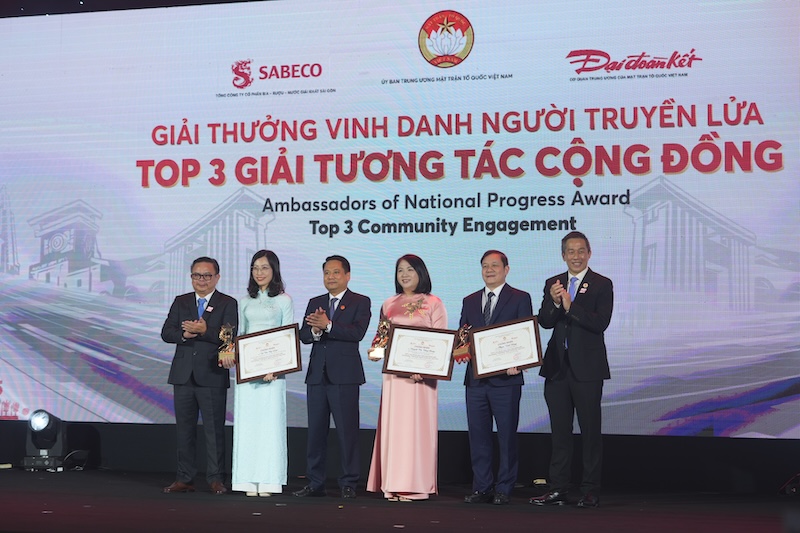 Uỷ ban Trung ương Mặt trận Tổ Quốc Việt Nam cùng Sabeco và báo Đại Đoàn Kết công bố top 15 gương mặt truyền lửa, chính thức khép lại chiến dịch “ 150 năm Di sản vươn cao” 4 Dai dien SABECO va bao Dai Doan Ket trao giai Top 3 Tuong Tac Cong Dong 2