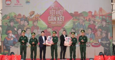 Dai dien SABECO va Dai dien UBTW MTTQ trao gui trai nghiem Tet cho cac Don bien phong khu vuc Dak Lak Lam Dong