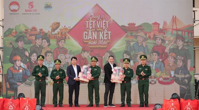 Dai dien SABECO va Dai dien UBTW MTTQ trao gui trai nghiem Tet cho cac Don bien phong khu vuc Dak Lak Lam Dong