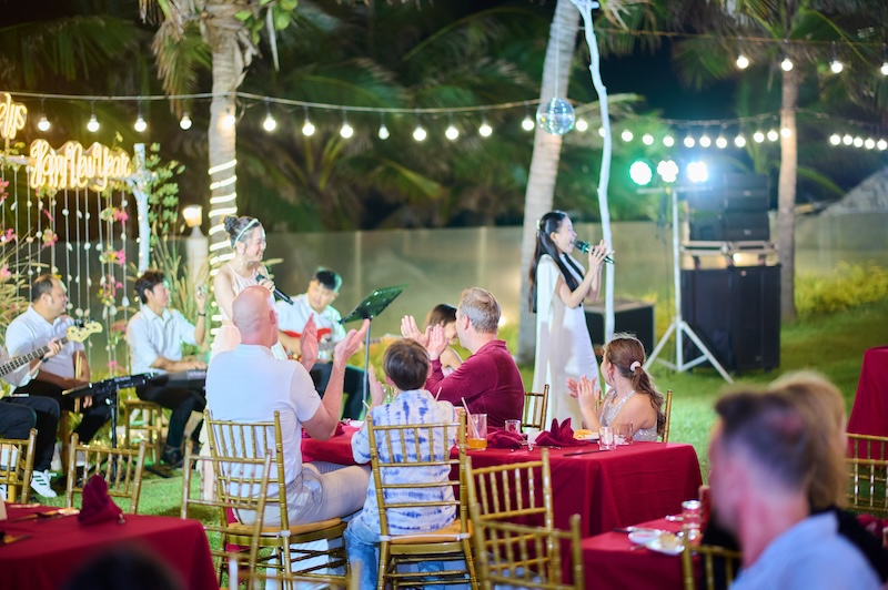 Hành trình du Xuân mang phong vị Tết Việt xưa tại “Đoá hoa Lys” bên bờ biển Long Hải 4 Dem Tiec Buffet BBQ Ban nhac Acoustic