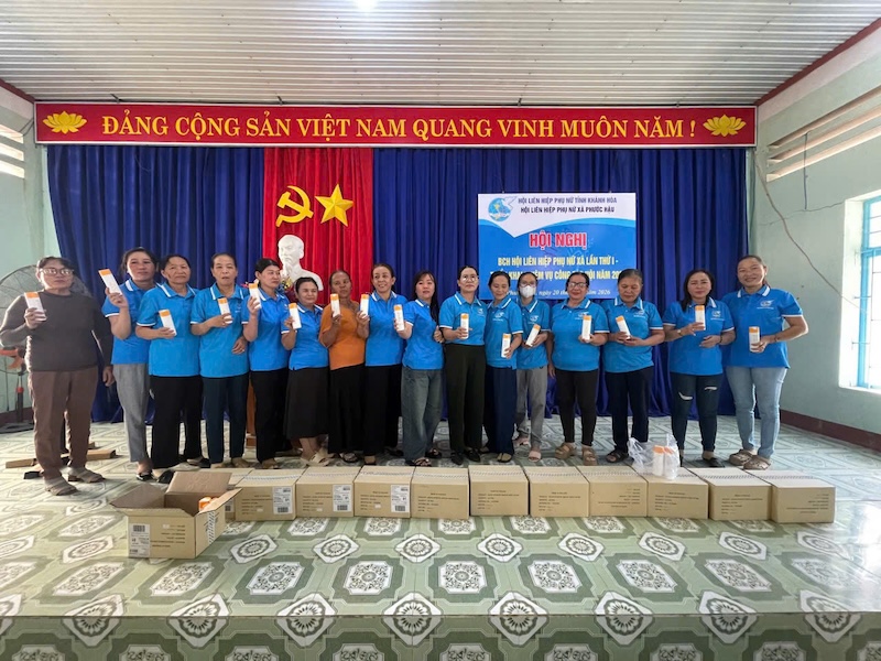 Nu Skin Việt Nam trao tặng 4.500 sản phẩm chăm sóc sức khỏe cho phụ nữ có hoàn cảnh khó khăn sau bão lũ 4 Hinh 2 Chuong trinh tap trung tai cac dia phuong chiu thiet hai nang ne do mua lu trong do phu nu la mot trong nhung nhom de bi ton thuong nhat