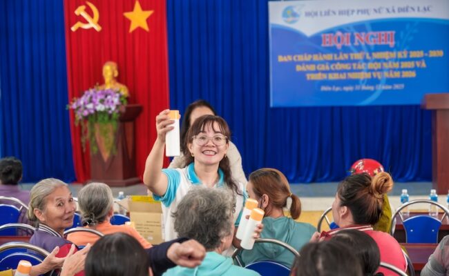 Nu Skin Việt Nam trao tặng 4.500 sản phẩm chăm sóc sức khỏe cho phụ nữ có hoàn cảnh khó khăn sau bão lũ