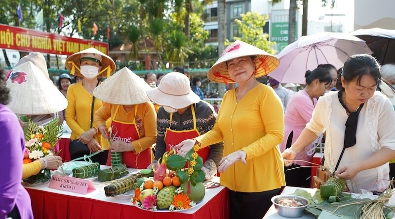 Nguoi dan Vinh Long tham gia cuoc thi goi banh tet va xep mam ngu qua cung nhau gan ket va the hien tinh than se chia mua tet.JPG