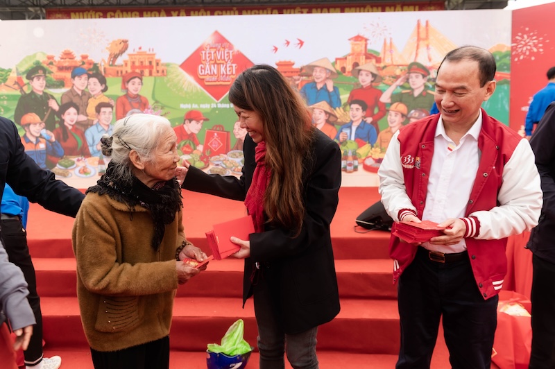 Sabeco lan tỏa trọn vẹn “Vị Tết” đến 17 tỉnh thành qua chuỗi hoạt động cộng đồng “Chung Vị Tết Việt, Gắn Kết Muôn Miền” 4 Ba Patsy Lim Pho Tong Giam doc phu trach Marketing cua SABECO trao qua cho nguoi dan tinh Vinh Long