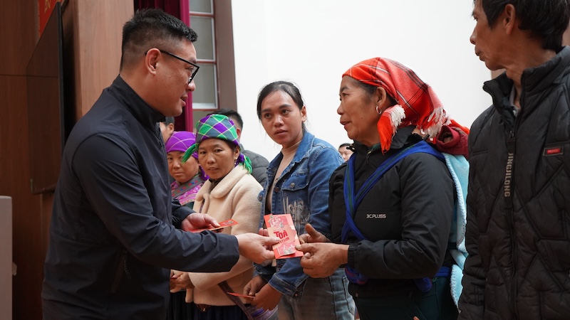 Sabeco và Ủy ban Mặt trận Tổ quốc Việt Nam chung tay trao 900 phần quà “Chung Vị Tết Việt” đến người dân 2 tỉnh Lào Cai và Tuyên Quang 4 Dai dien SABECO trao tang phong bao li xi cho nguoi dan tinh Lao Cai