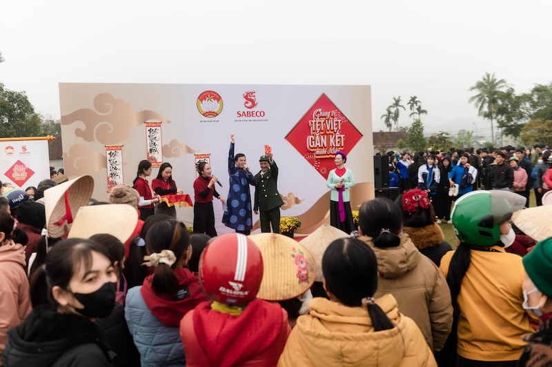 Sabeco lan tỏa trọn vẹn “Vị Tết” đến 17 tỉnh thành qua chuỗi hoạt động cộng đồng “Chung Vị Tết Việt, Gắn Kết Muôn Miền” 7 Nguoi dan Nghe An thich thu voi hoat dong hat dan ca vi giam tai su kien cong dong Chung Vi Tet Viet cua SABECO