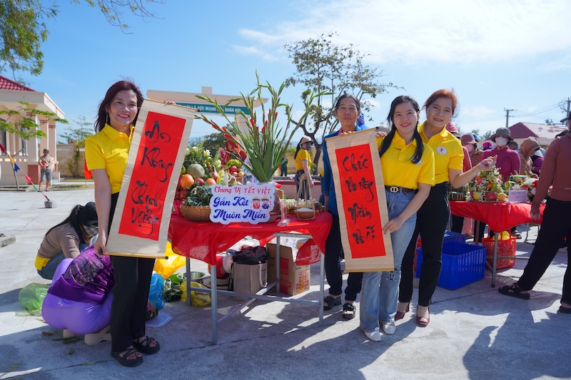 Sabeco lan tỏa trọn vẹn “Vị Tết” đến 17 tỉnh thành qua chuỗi hoạt động cộng đồng “Chung Vị Tết Việt, Gắn Kết Muôn Miền” 6 Nguoi dan tinh Dak Lak thich thu voi cuoc thi bay mam co Tet