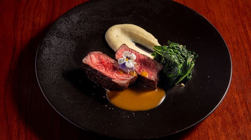 Bo Uc nuong xot bun bo Hue an kem cai keo xao hat sen nghien