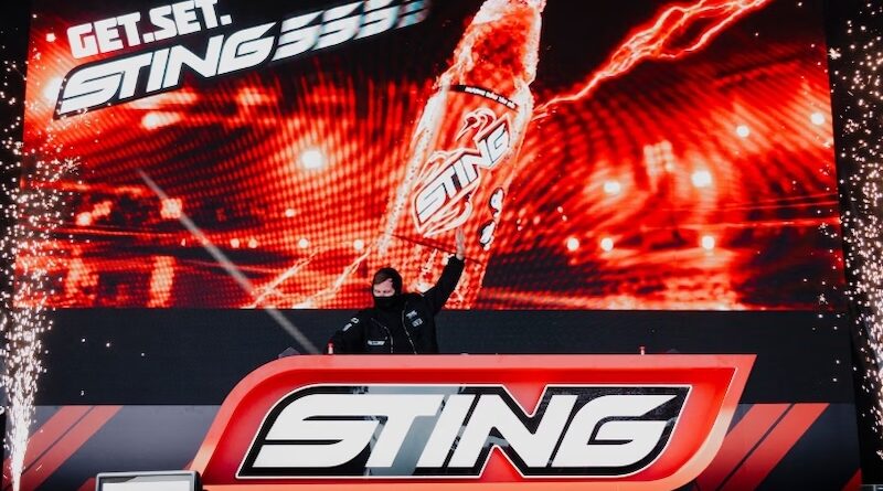 Alan Walker trinh dien ca khuc The Sting With Me tai Barcelona Grand Prix