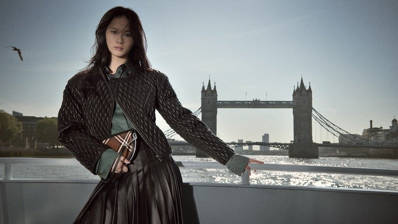 Burberry Winter 2026: Một London nguyên bản được tái hiện qua lăng kính hiện đại 3 Burberry Winter 26 Runway Stills17
