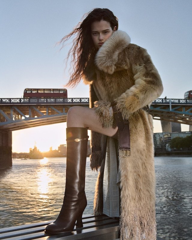 Burberry Winter 2026: Một London nguyên bản được tái hiện qua lăng kính hiện đại 9 Burberry Winter 26 Runway Stills41