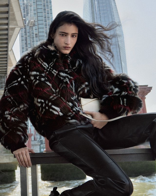 Burberry Winter 2026: Một London nguyên bản được tái hiện qua lăng kính hiện đại 6 Burberry Winter 26 Runway Stills52 1